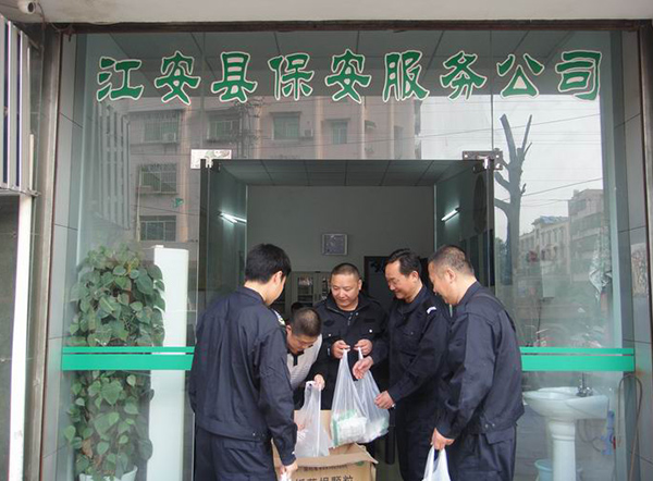 为员工发放防暑药品